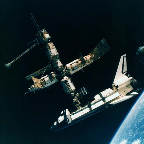 Figura 12 - Lo Space Shuttle agganciato alla stazione spaziale russa Mir, durante una delle prime missioni congiunte tra Stati Uniti e Russia.