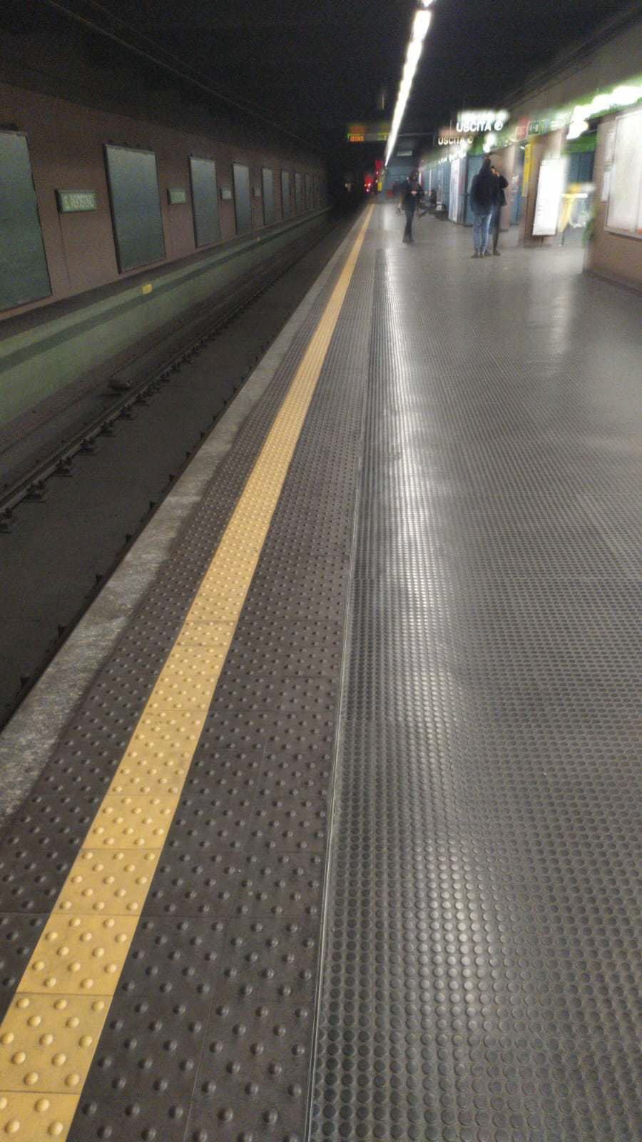 Figura 2 – Metropolitana di Milano nell’ora di punta. Deserta.