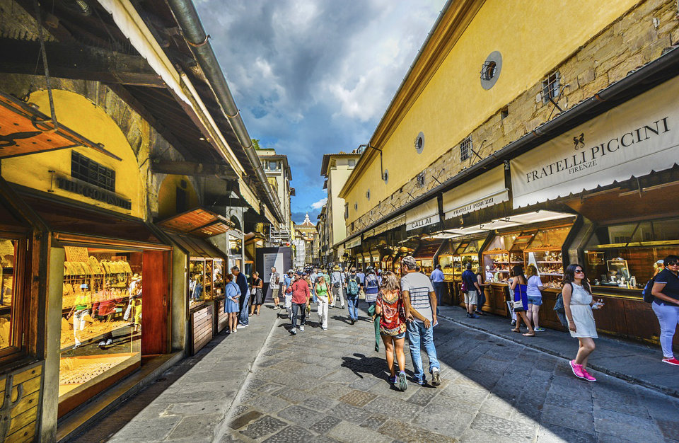 Figura 1 – Shopping a Firenze: i negozi del ponte Vecchio godono di un’alta pedonabilità naturale (foto di Kirk Fisher da Pixabay).