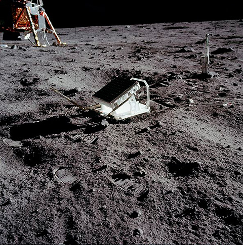 Figura 2 - Il Lunar Laser Ranging Experiment depositato sulla superficie lunare dagli astronauti dell'Apollo 11. Riflettori come questo, lasciati da Apollo 11, 14 e 15, sono una delle prove che strumenti fatti dall'uomo sono presenti sulla Luna.