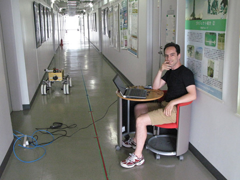 Figura 3 - Testing di Kaizen 2010 nel corridoio del laboratorio.