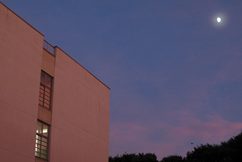 Figura 7 - La luna, meta ultima di El Dorado, rischiara il cielo sopra l'edificio dell'Università di Tohoku.