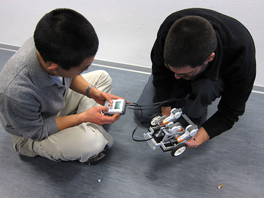 Figura 12 - Guanlu e Philip si preparano a un test motorio.