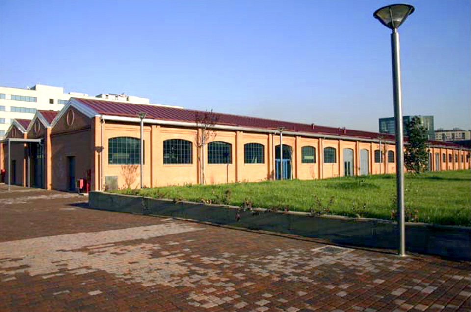 Figura 1 – Lo spazio MIL è un grande edificio in mattoni rossi a vista, della prima metà degli anni Trenta, frutto di un processo di trasformazione e riqualificazione della Breda Siderurgica di un tempo.