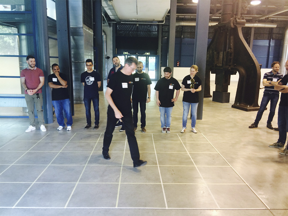 Figura 16 – The Maze, il labirinto: procedere per tentativi ed errori nel completare il tracciato sotto l’occhio attento dei compagni di squadra che aiutano a ricordare il giusto percorso da seguire.
